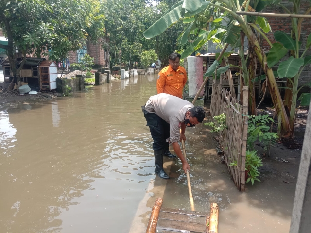 Bhabinkamtibmas Polres Mojokerto Bersama Warga Bersihkan Saluran Air, dalam Mengantisipasi Banjir