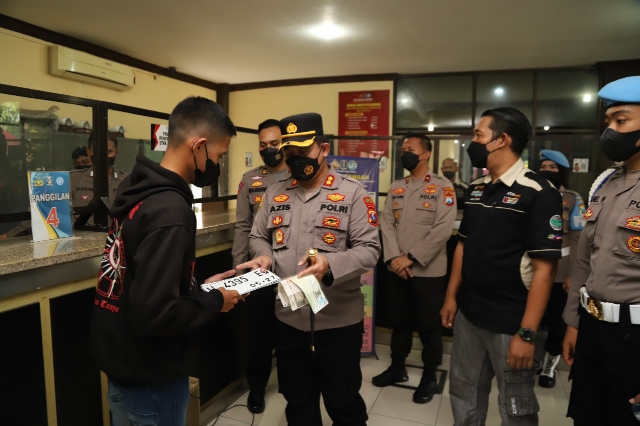 Pastikan Pelayanan Prima, Kapolres Gresik Tinjau Satpas, Samsat dan SPKT