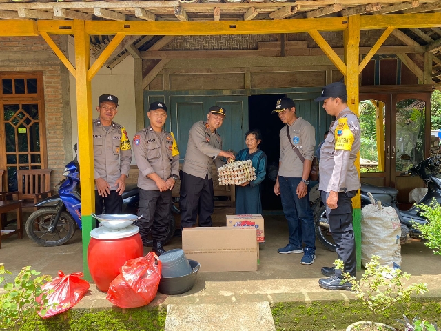 Kembali Salurkan Bantuan Untuk Warga Terdampak Bencana Tanah Longsor, dilakukan oleh Polres Ponorogo