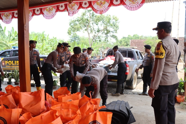 Ratusan Paket Sembako Untuk Warga Terdampak Banjir di Desa Bobol, dibagikan dari Polres Bojonegoro