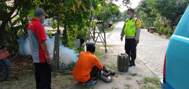 Lakukan Fogging Pasca Banjir, Antisipasi Deman Berdarah, bersama Polres Ngawi dan Dinkes