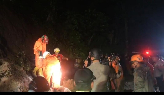 Bersihkan Material Longsor di Gunung Gumitir, Lalulintas Kembali Normal, dengan Mengerahkan Personel Polres Jember