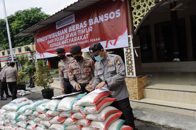 Pendistribusian Bantuan dari Polda Jatim untuk Warga Kurang Mampu, Disampaikan oleh Polres Pelabuhan Tanjung Perak