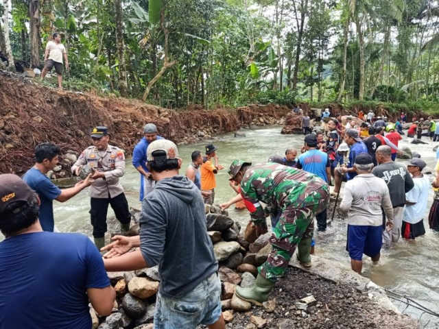 Polres Trenggalek Bersama TNI dan Warga Bangun Tanggul Sungai Antisipasi Banjir Susulan dilakukan dengan Bergotong-royong