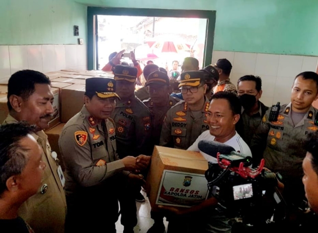 Kapolda Jatim Berikan Bantuan Sembako, dalam Kunjungannya di Lokasi Banjir Banyuwangi