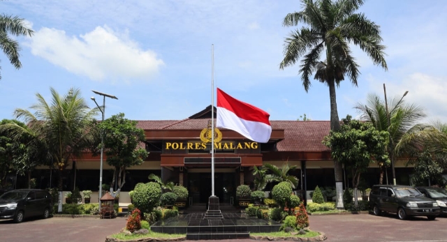 Polisi di Malang Kibarkan Bendera Setengah Tiang saat Menjelang 40 hari Peristiwa Kanjuruhan