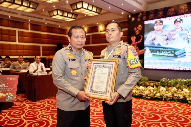 Polres Bojonegoro Terima Penghargaan dan Tropy dalam Lomba Video HUT Humas Polri ke-71
