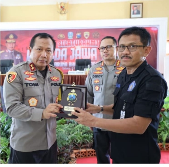 Kapolda Jatim Melakukan Kunjungan Kerja dan Silaturahmi di SMA 2 Taruna Bhayangkara Banyuwangi