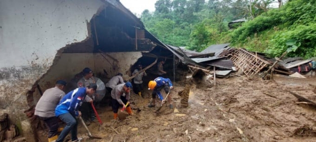 Bersihkan Material Longsor di Silo Jember, dilakukan oleh Brimob Polda Jatim