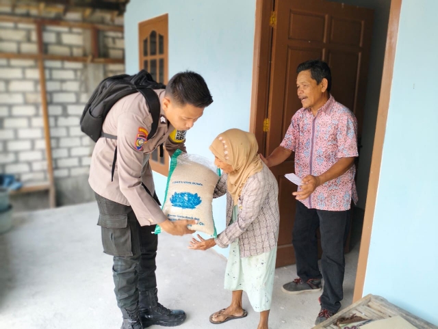 Polres Lamongan Salurkan Ratusan Paket Sembako untuk Warga, bukti Polisi Peduli Terhadap Masyarakat