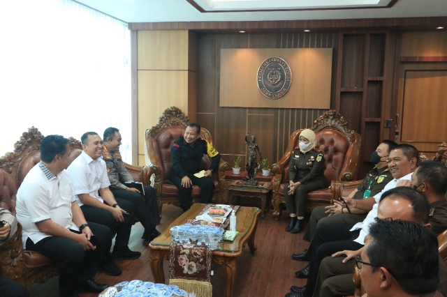 Courtesy Call dengan Kajati Jatim dalam Meningkatkan Sinergitas Kapolda Jatim