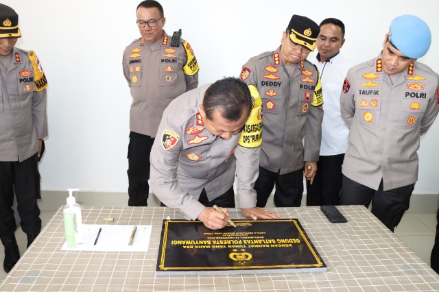 Tinjau Pelayanan Publik Satpas dan Resmikan Gedung Satlantas Polresta Banyuwangi, oleh Kapolda Jatim