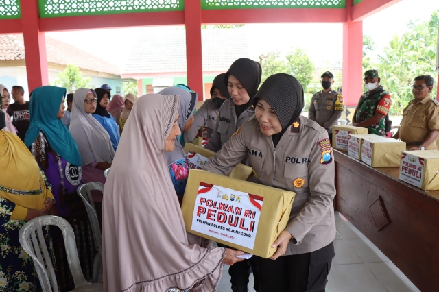 Polwan Polres Bojonegoro Salurkan Bantuan Sosial, dalam Peduli Korban Banjir