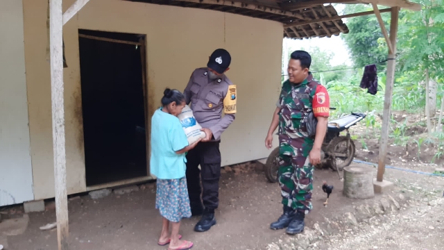 Bantun dari Polda Jatim untuk Warga Terdampak Bencana Alam Didistribusikan oleh Polres Tulungagung