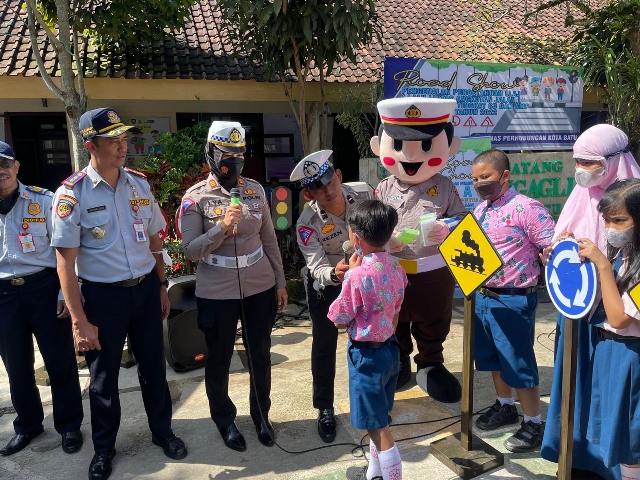 Polres Batu Motivasi Pelajar Tertib Berlalu Lintas, bersama si Bontas