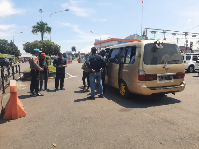 Personel Gabungan Polresta Banyuwangi Perpanjang Pengamanan di Pelabuhan Ketapang, dalam Antisipasi Arus Balik Pasca KTT G20