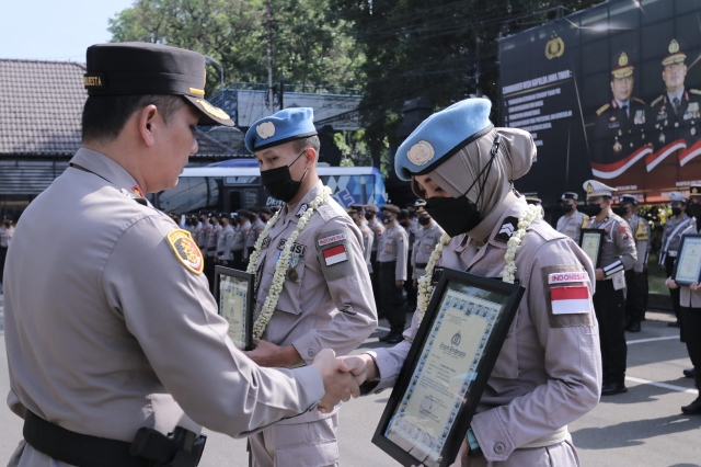Personel Polresta Malang Terima Penghargaan dalam Mengharumkan Nama Indonesia pada Misi Perdamaian Dunia