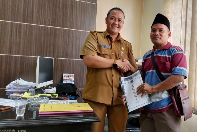 Warga Desa Alasraja Ngeluruk ke Dinas PU, dalam Mendukung Peningkatan Jalan Kabupaten