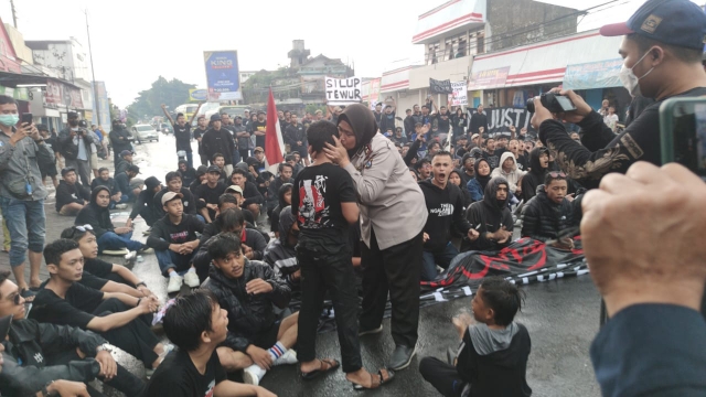 Polisi Kawal Aksi Damai Aremania di Malang dengan cara Humanis