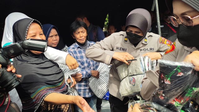 Ketum Bhayangkari Memberikan Selimut Hangat untuk Pengungsi Gempa Cianjur