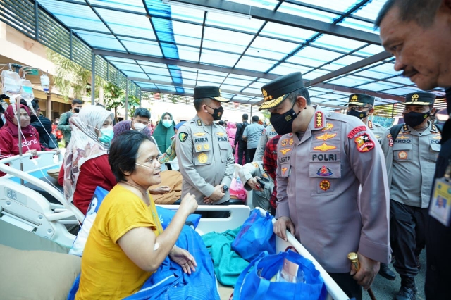 Pastikan Warga dapat Bantuan Maksimal saat Kapolri Meninjau Lokasi Gempa Bumi di Cianjur