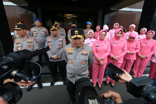 Polda Jatim dan Kemala Bhayangkari Salurkan Bansos ke Korban Gempa Cianjur dalam Peduli Bencana Alam