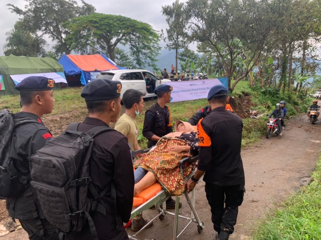 Brimob Polri Evakuasi dengan Tandu saat Memberikan Pertolongan korban Gempa Cianjur di Desa Terisolir