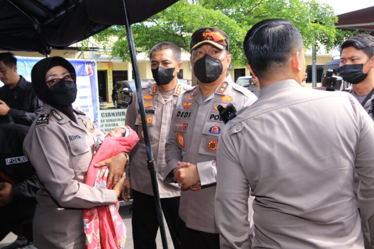 Anak 5 tahun Berhasil Diselamatkan dalam Kondisi Hidup saat Tertimbun Reruntuhan Akibat Gempa di Cianjur