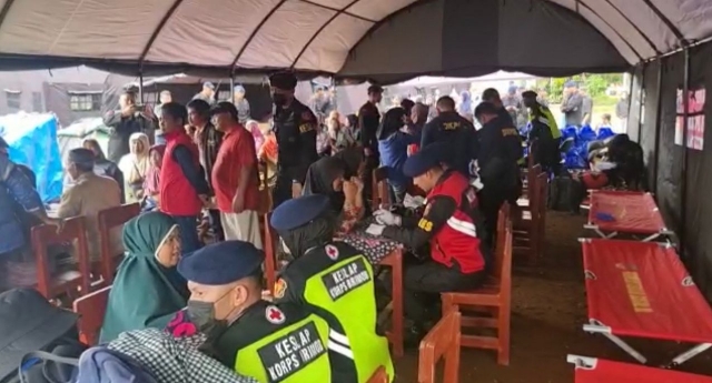 Petugas Penjemput Bola untuk Memberikan Pelayanan Kesehatan Pengungsi Gempa Cianjur, dilakukan Tim Medis Brimob Polri