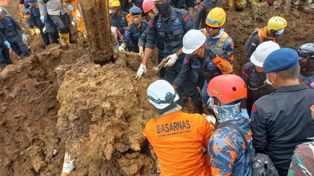 Tak Halangi Evakuasi 5 Korban Gempa Cianjur, Walaupun Hujan Rintik Sejak Pagi 