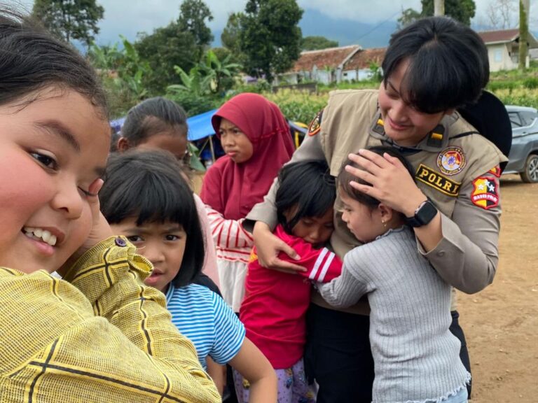 Memberikan Senyum Anak-anak dan Ibu-ibu Korban Gempa Cianjur, Bentuk Upaya dari Polri