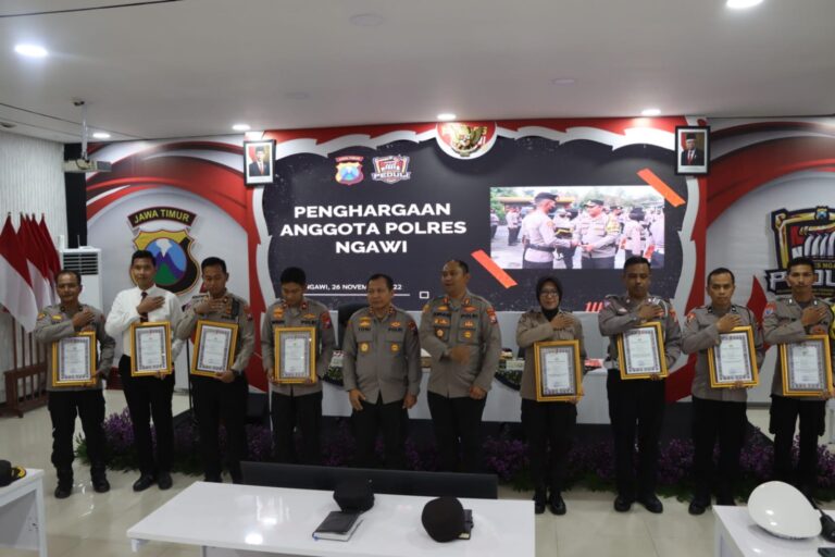 Anggota Polres Ngawi, mendapatkan Penghargaan dari Kapolda Jatim