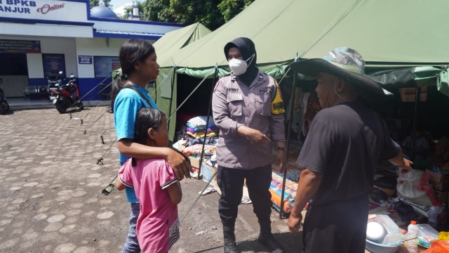 Polwan Bhabinkamtibmas ini Tetap Jalani Tugas Layani Masyarakat, yang Rumahnya Hancur Akibat Gempa Cianjur