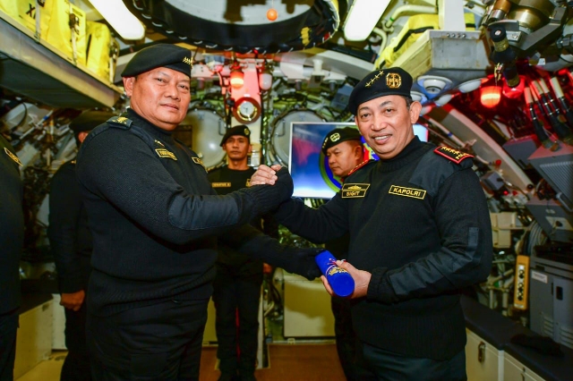 Kapolri: Kekuatan Sinergitas Jaga Kedaulatan Bangsa Indonesia, saat dilakukan Penyematan Brevet Hiu Kencana TNI AL