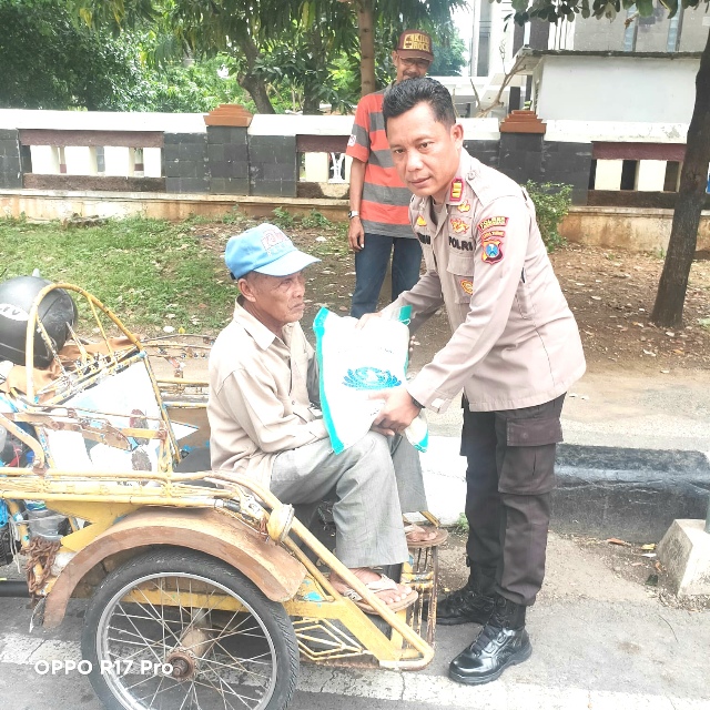 Jumat Berkah Satbinmas Polres Lamongan Serahkan Bansos Warga Duafa