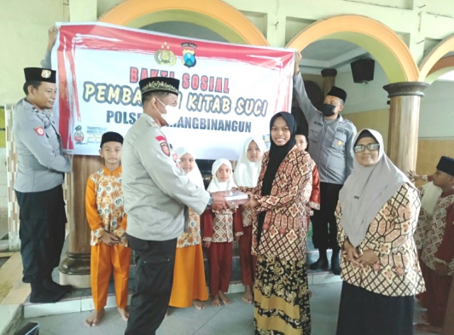 Baksos Religi, Kapolsek Karangbinangun Beri Bantuan Kitab Suci Al Qur’an