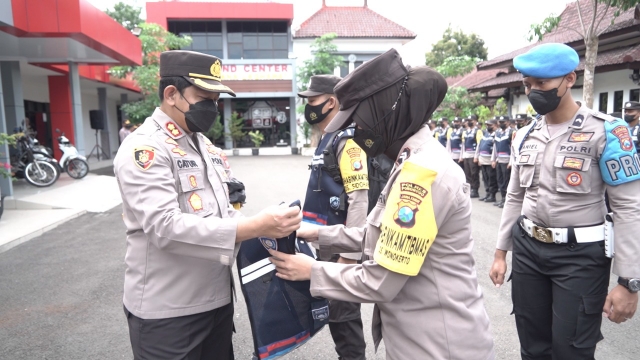 Pak Bhabin di Ponorogo Menerima Kaporlap dalam Menunjang Pelaksanaan Tugas di Lapangan