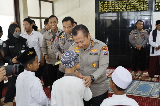Kunjungan Kapolda Jatim dalam Peduli Sesama dan Berbagi Kepada Anak Yatim