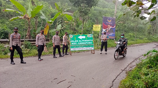 Polres Lumajang Siagakan Personil di Jalur Penyeberangan Curah Kobokan saat Semeru mulai Erupsi