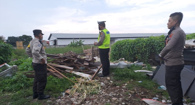 Giat Patroli Rutin Polsek Tambaksari Polrestabes Surabaya bersama 3 Pilar di Ploso dalam Antisipasi Judi Burung Merpati
