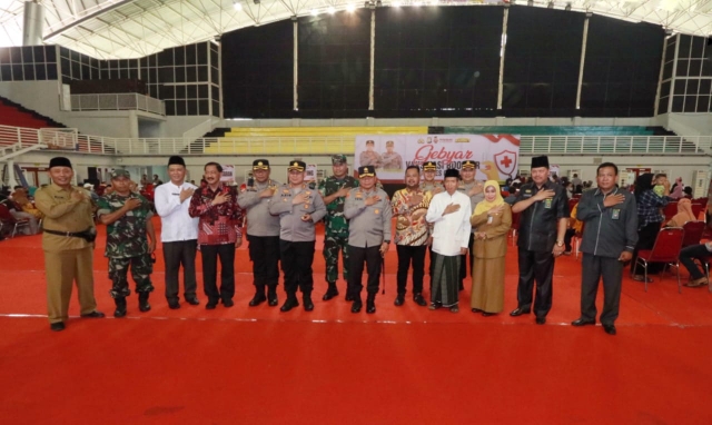 Kapolda Jatim : “Vaksin Dapat Membentuk Herd Immunity”, saat Meninjau Vaksinasi di Gresik