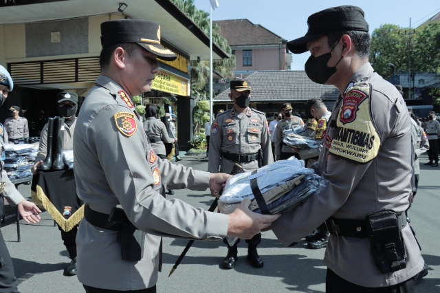 Polresta Malang Kota Distribusikan Peralatan Kepada Seluruh Bhabinkamtibmas dalam Menanggapi Bencana