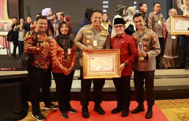 Penghargaan Top 5 OAPSI dari Menteri PANRB diterima Polres Sidoarjo