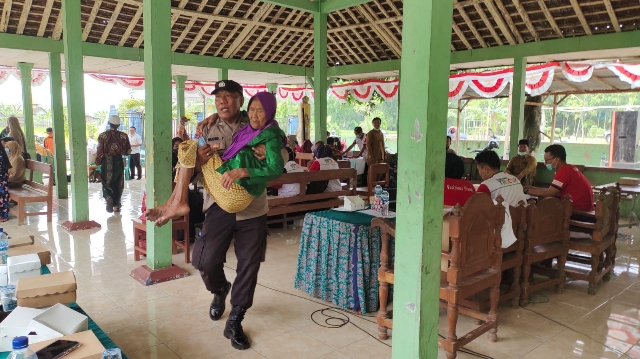 Bhabinkamtibmas di Bojonegoro Gendong Lansia Menuju Gerai Vaksin Presisi 6000 Dosis