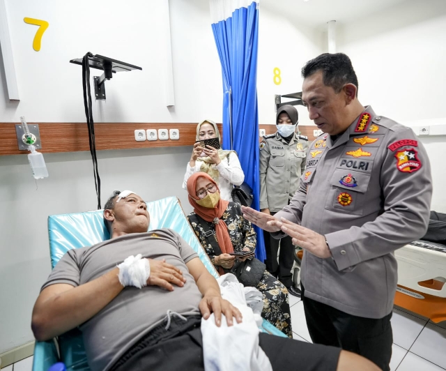Kapolri Jenguk Korban Bom Bunuh Diri Polsek Astana Anyar, dan Tetap Semangat Melindungi Masyarakat