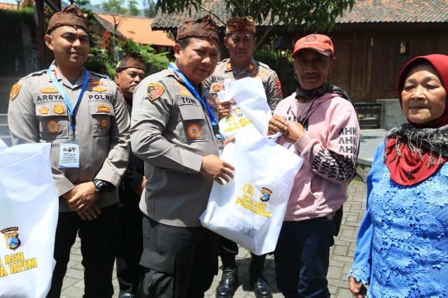 Berbagi Sembako Untuk Warga Suku Tengger dalam Peduli Sesama Oleh Kapolda Jatim