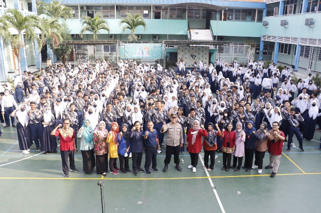Polres Pelabuhan Tanjung Perak Cegah Tawuran Antar Pelajar dalam Memberikan Wawasan Kebangsaan di Sekolah