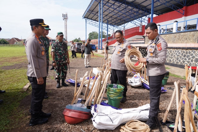 Bersihkan Puing-puing Pasca Gempa Cianjur dengan Mengerahkan Ribuan Personel Polri