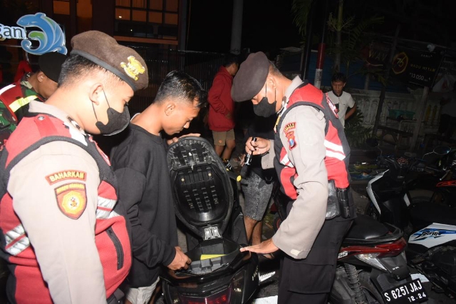 Polres Lamongan Berhasil Amankan 47 Motor dan 18 Liter Miras Saat Melakukan Patroli Gabungan Skala Besar