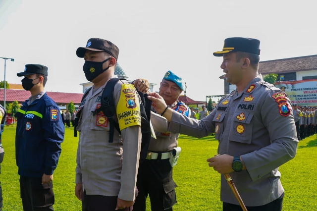 Kapolres Jombang Distribusikan Perlengkapan Bhabinkamtibmas dalam Mengoptimalisasikan Kinerja